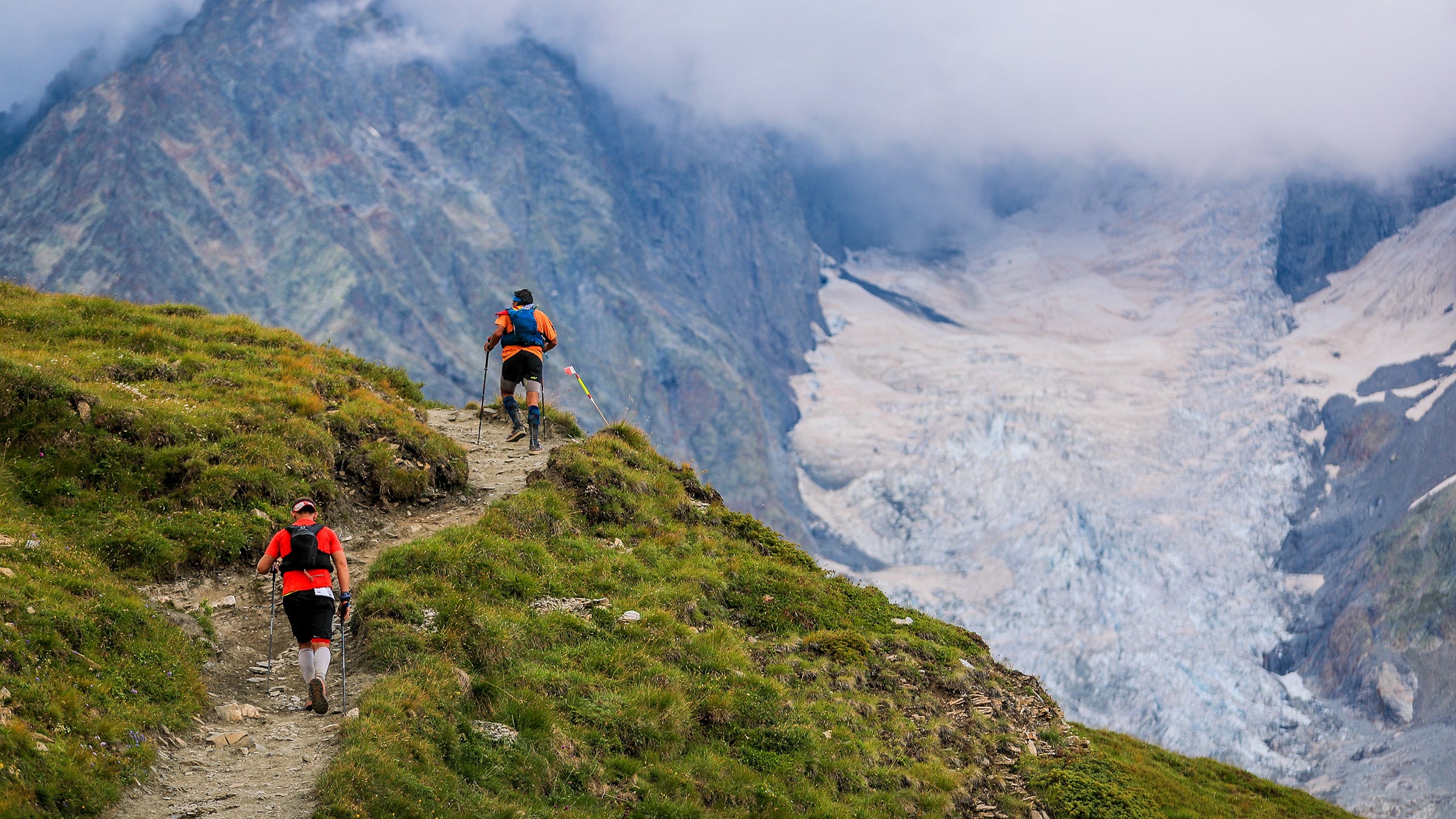 The Ultra-Trail du Mont-Blanc race organization reported that a male runner from the Czech Republic competing in the 145-km TDS race died after suffering a bad fall and serious injuries.