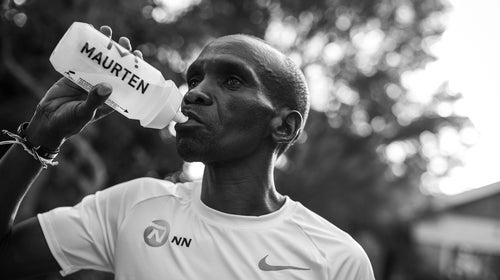 Eliud Kipchoge drinks a Maurten hydrogel beverage