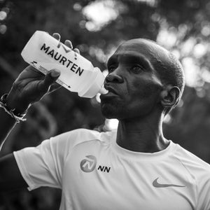 Eliud Kipchoge drinks a Maurten hydrogel beverage