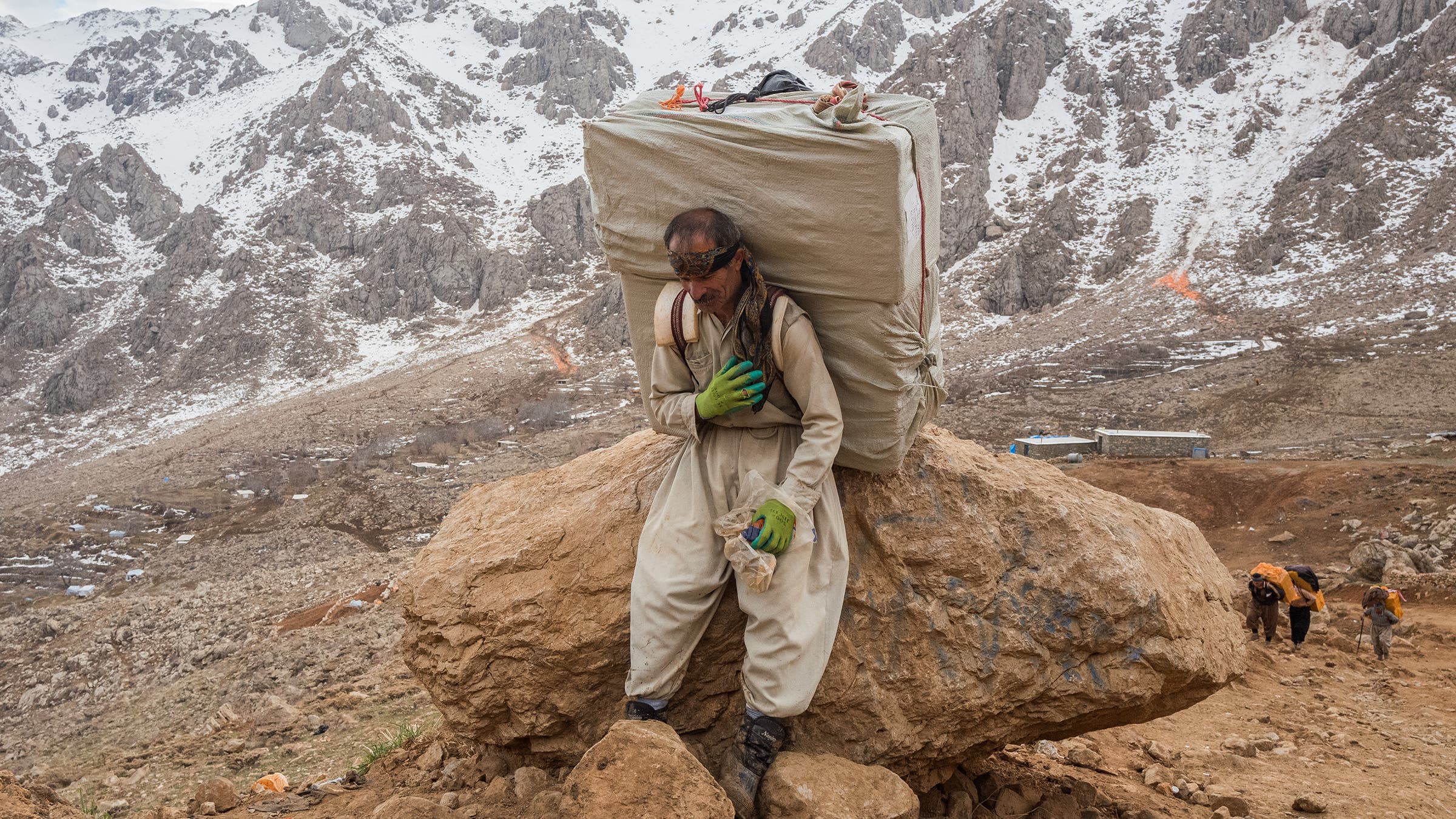 An elder kolbar rests outside Mariwan.