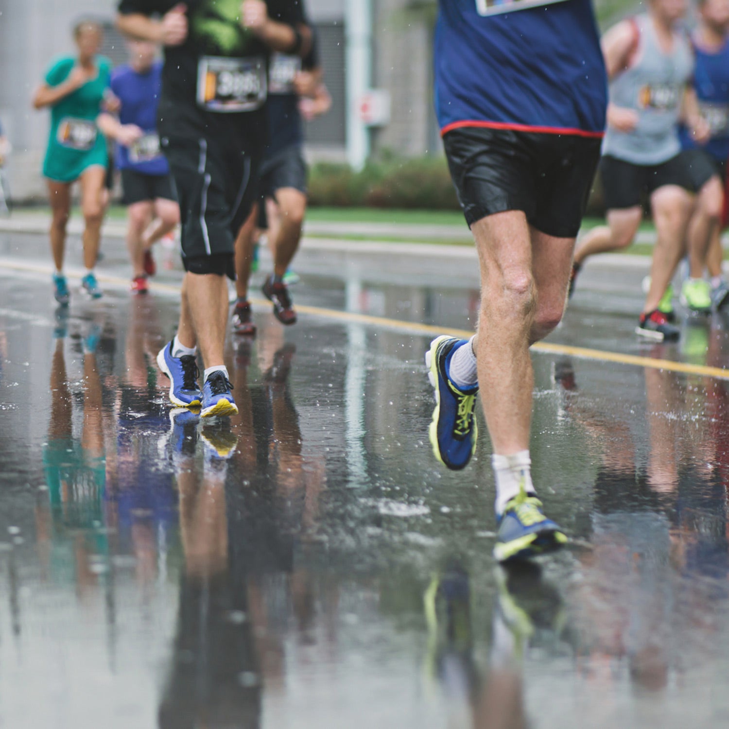 How does temperature affect running performance?