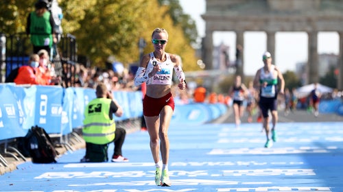 Shalane Flanagan finishes seventeenth in the Women's Elite race during the 2021 Berlin Marathon.