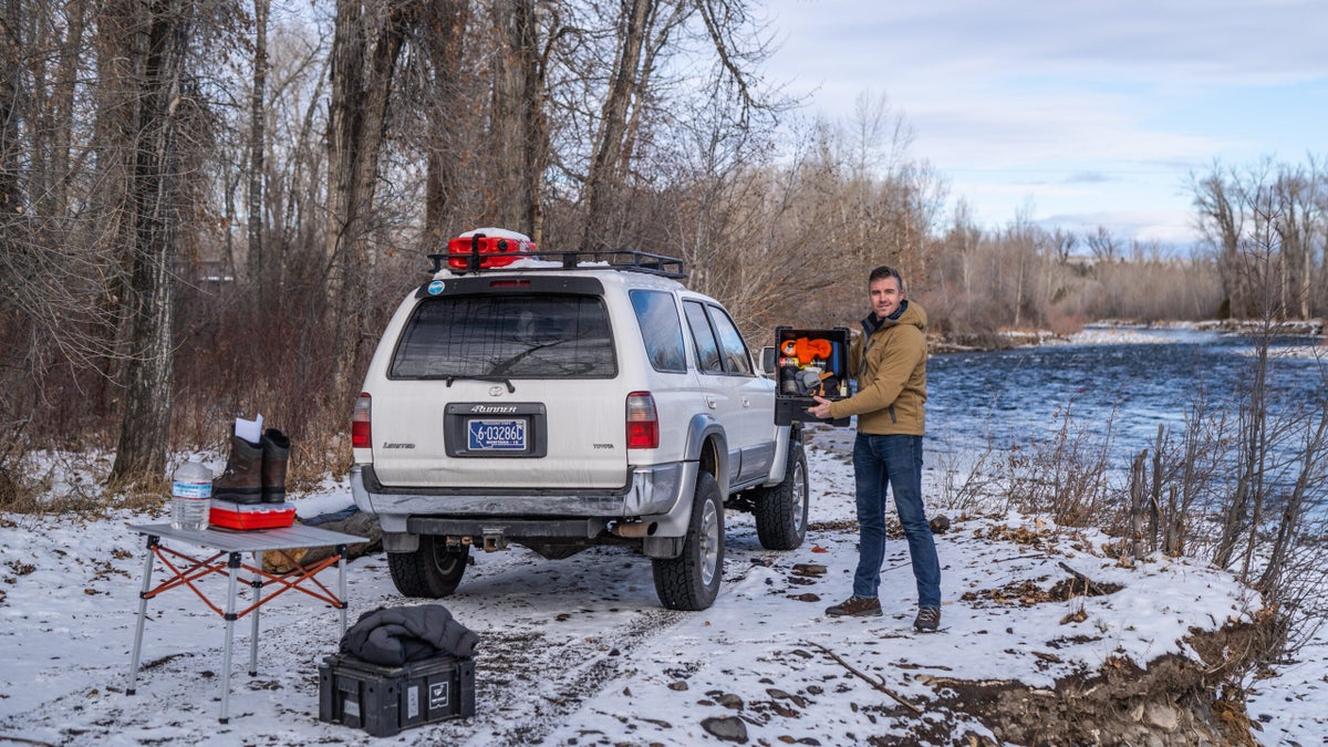 A Winter Emergency Kit for Any Driver