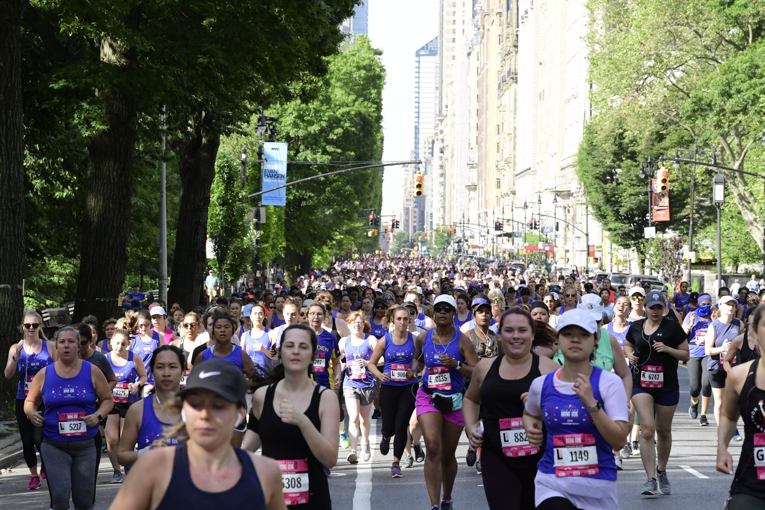 Runners start the 2019 New York Mini 10K.