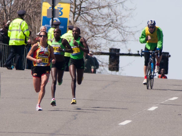 Desi Linden pulling away on downhill at mile 23