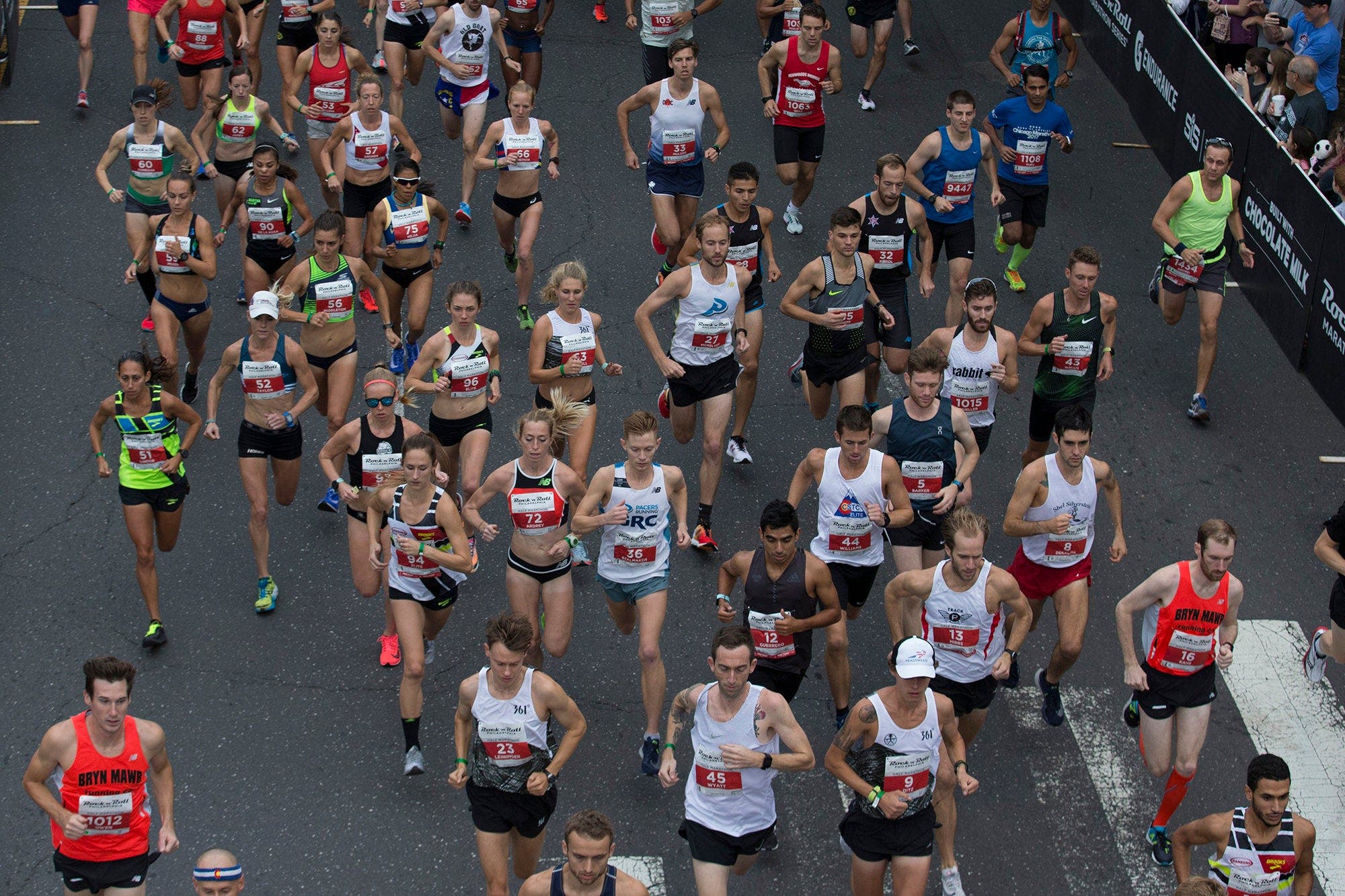 runners in half marathon