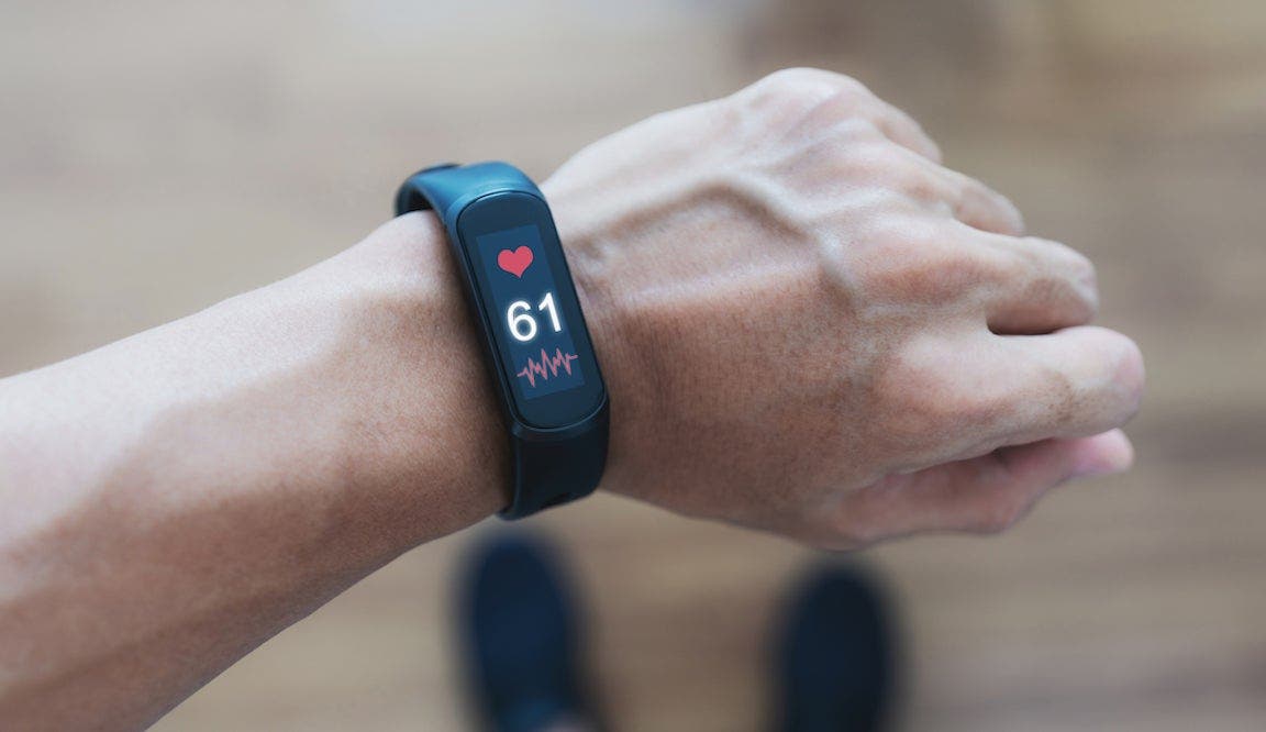 A man using smart band tracking heart rate and health data.