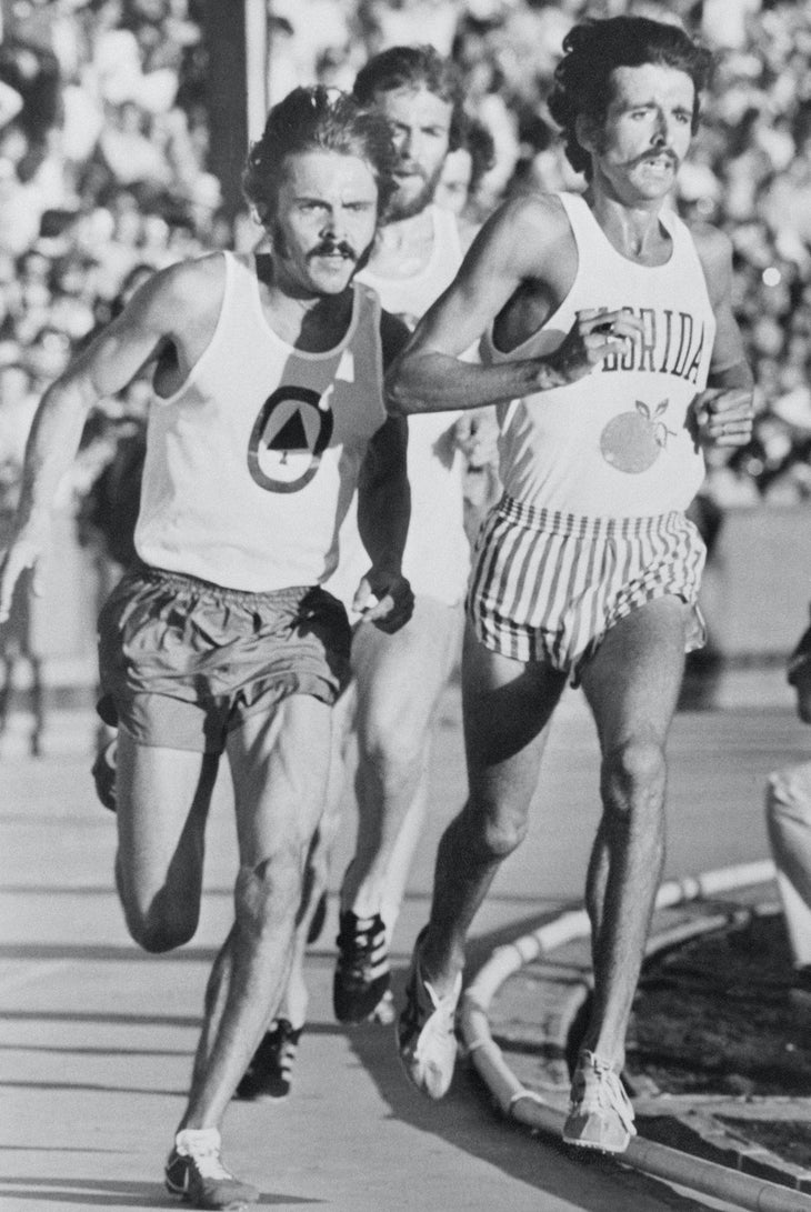 Black and white photo of Steve Prefontaine leading a race.