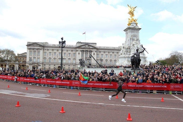 Kipchoge racing in London.