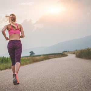 woman running long on low glycogen