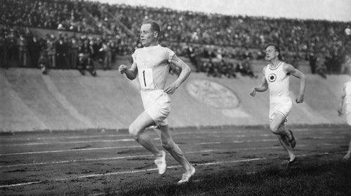 Paavo Nurmi racing, a black and white picture.