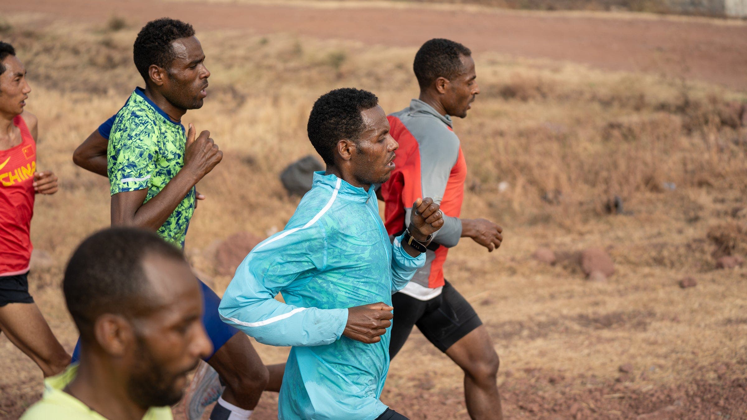 Lelisa Desisa running with group