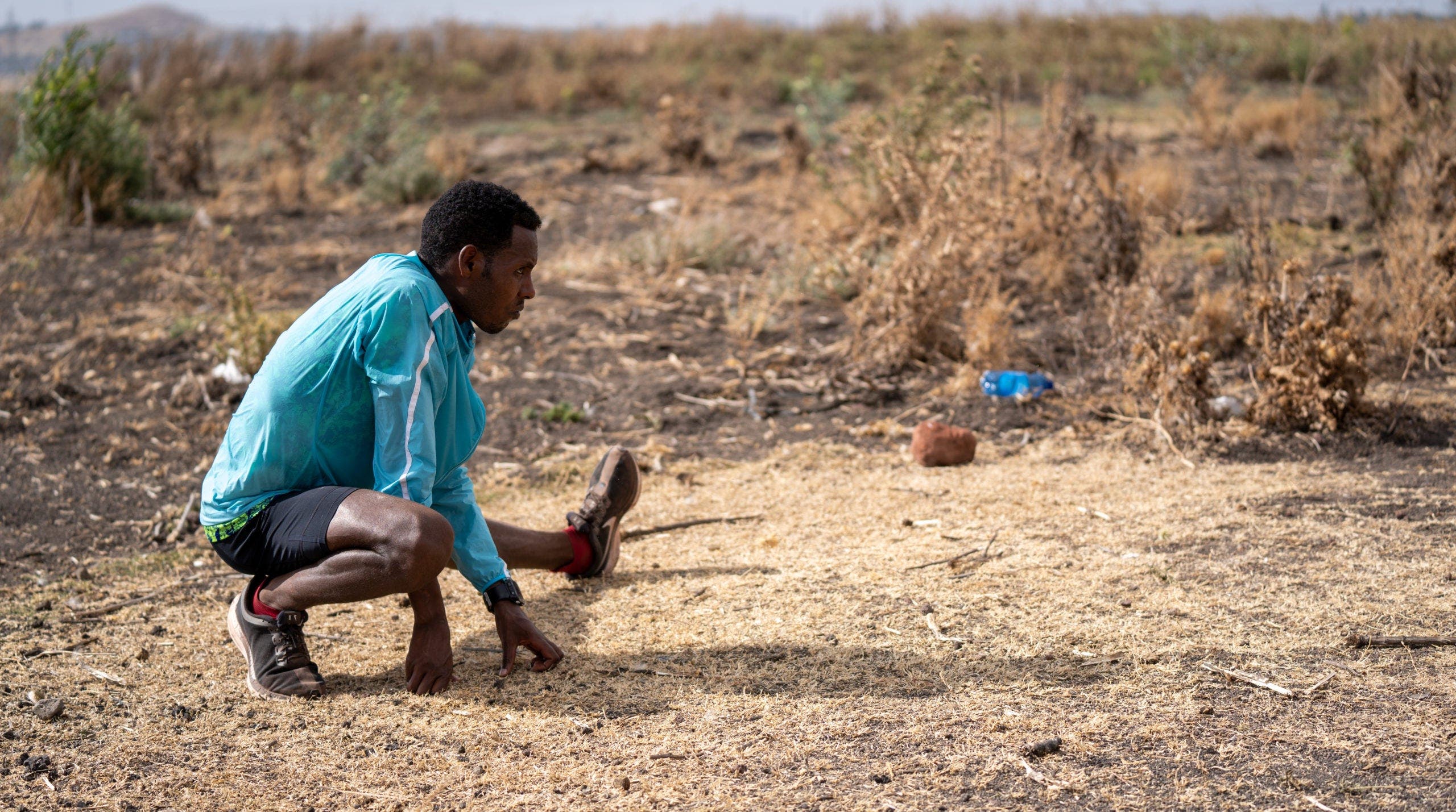 Lelisa Desisa stretching