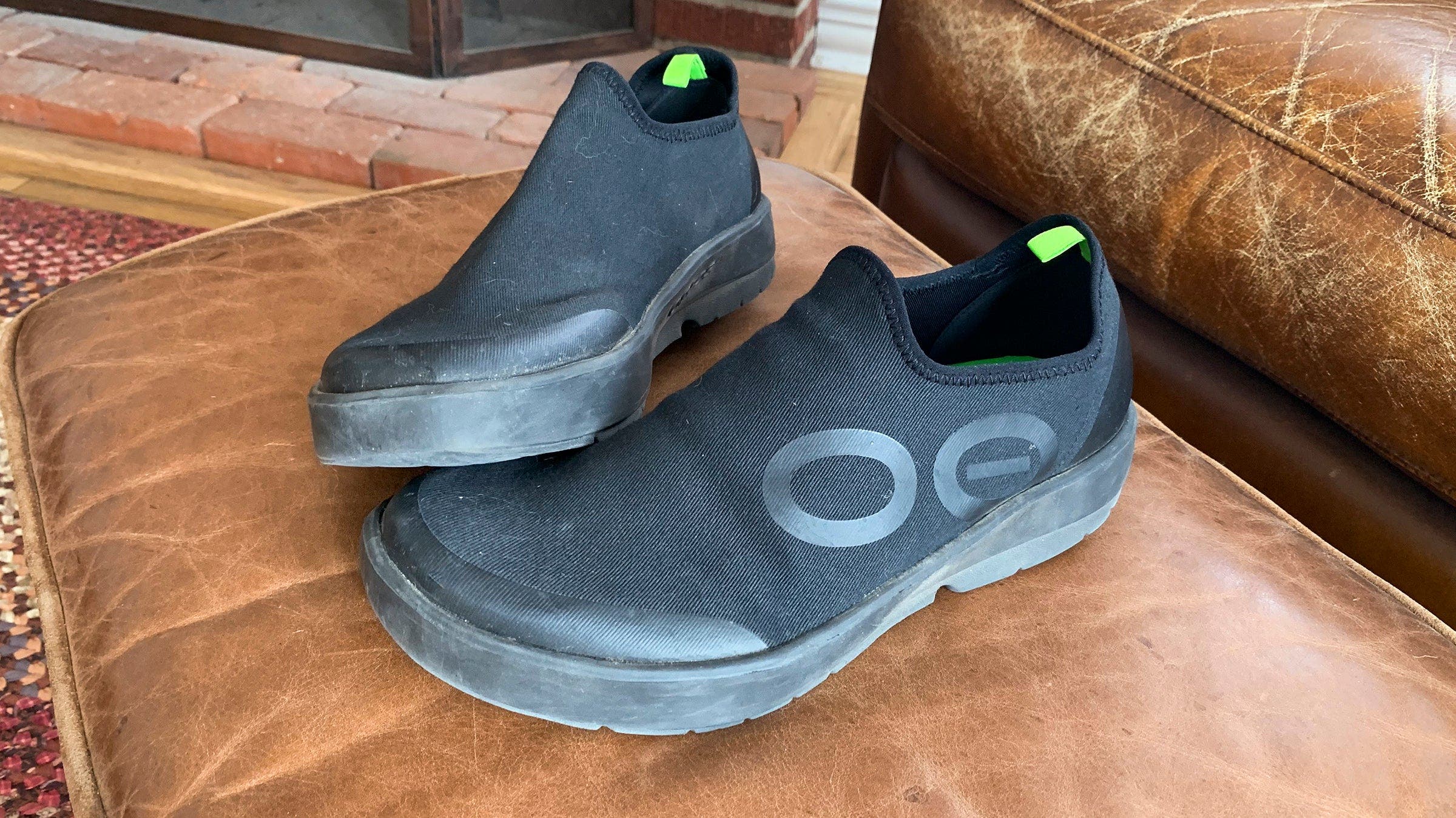 Oofos Oomg eeZee Low recovery shoe for runners