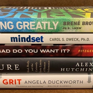 5 psychology books stacked.