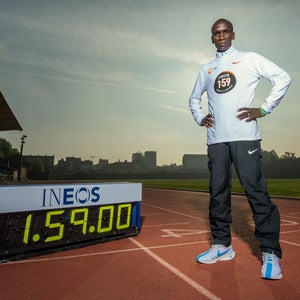 Kipchoge with 1:59 goal sign