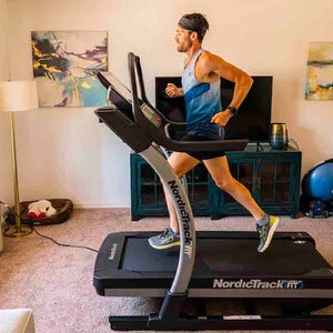 Zach Bitter running on his home treadmill.