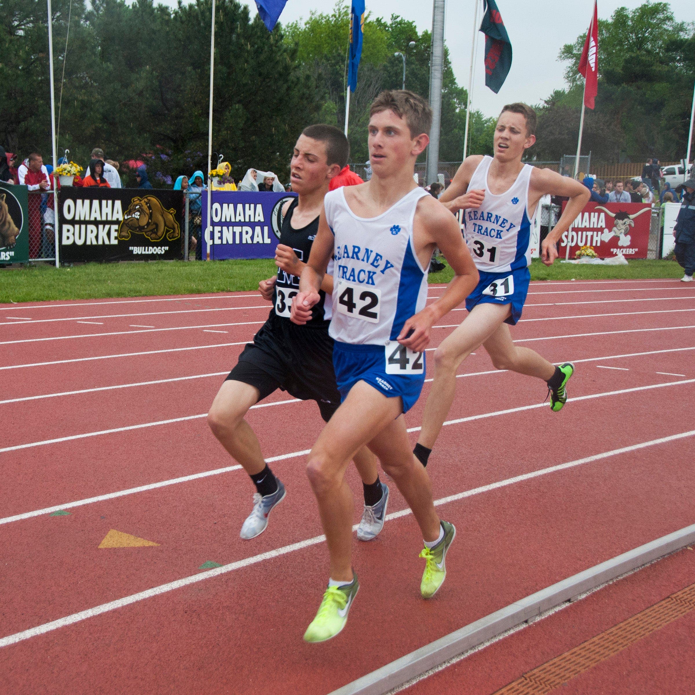 high school runners on track