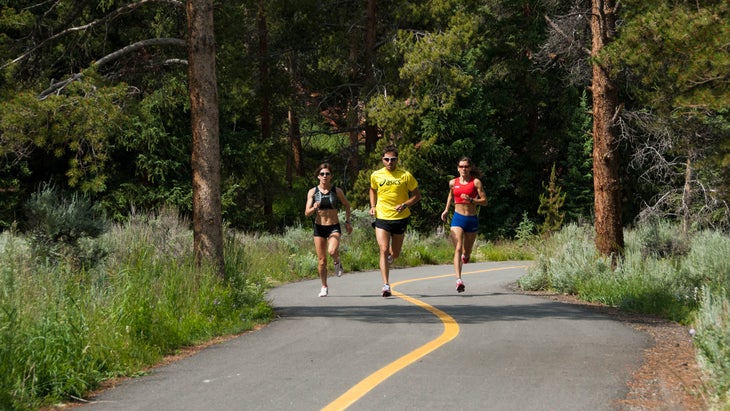 group doing half marathon training