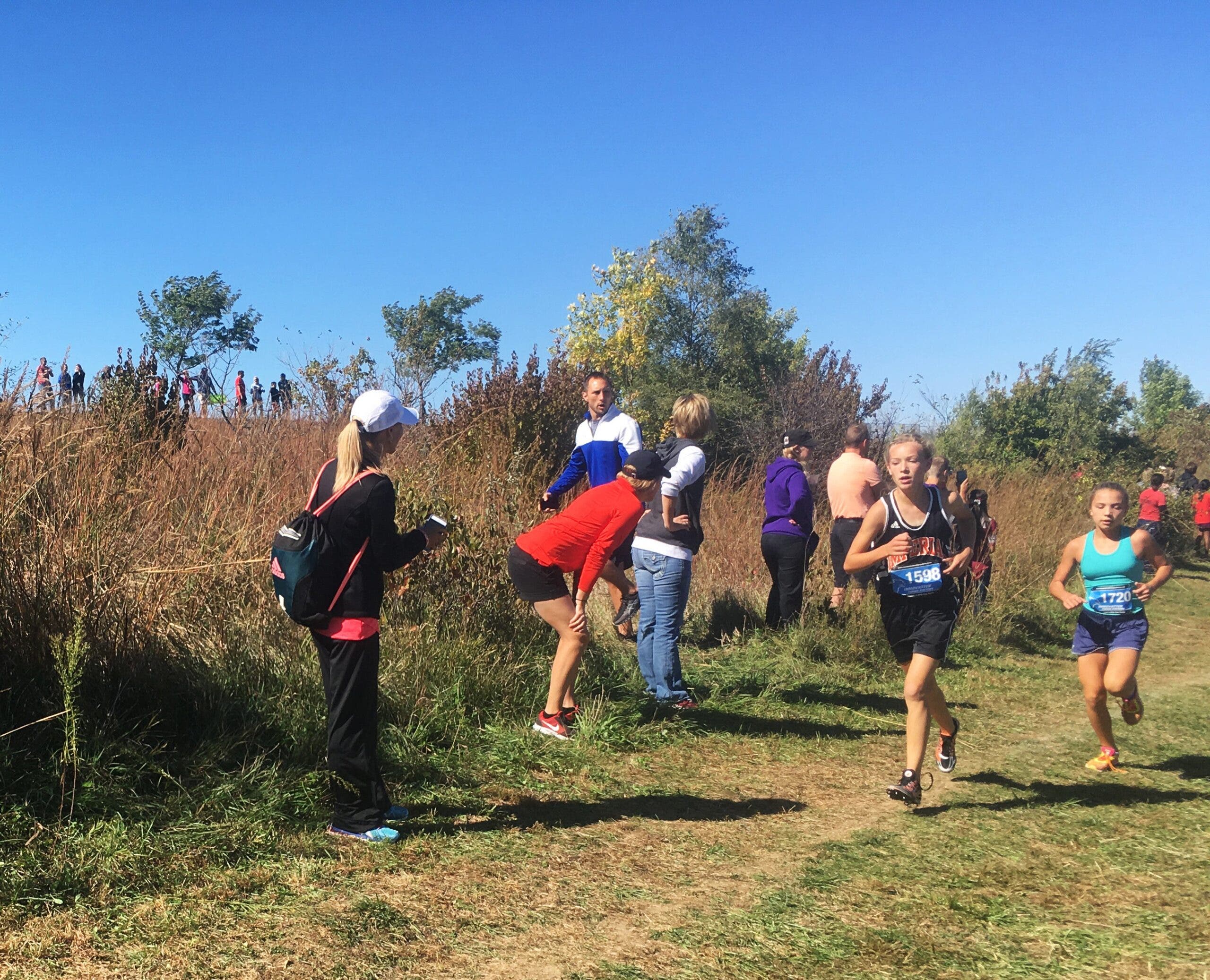 parents cheering cross country runners