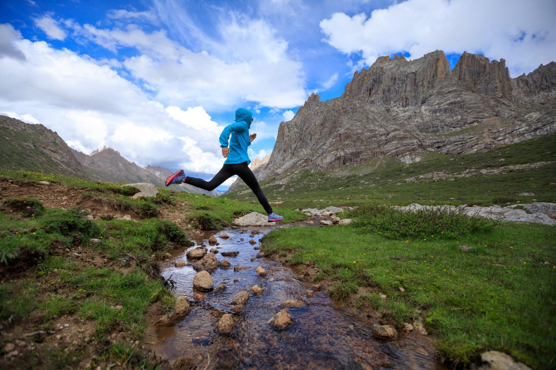 trail running mountains stream