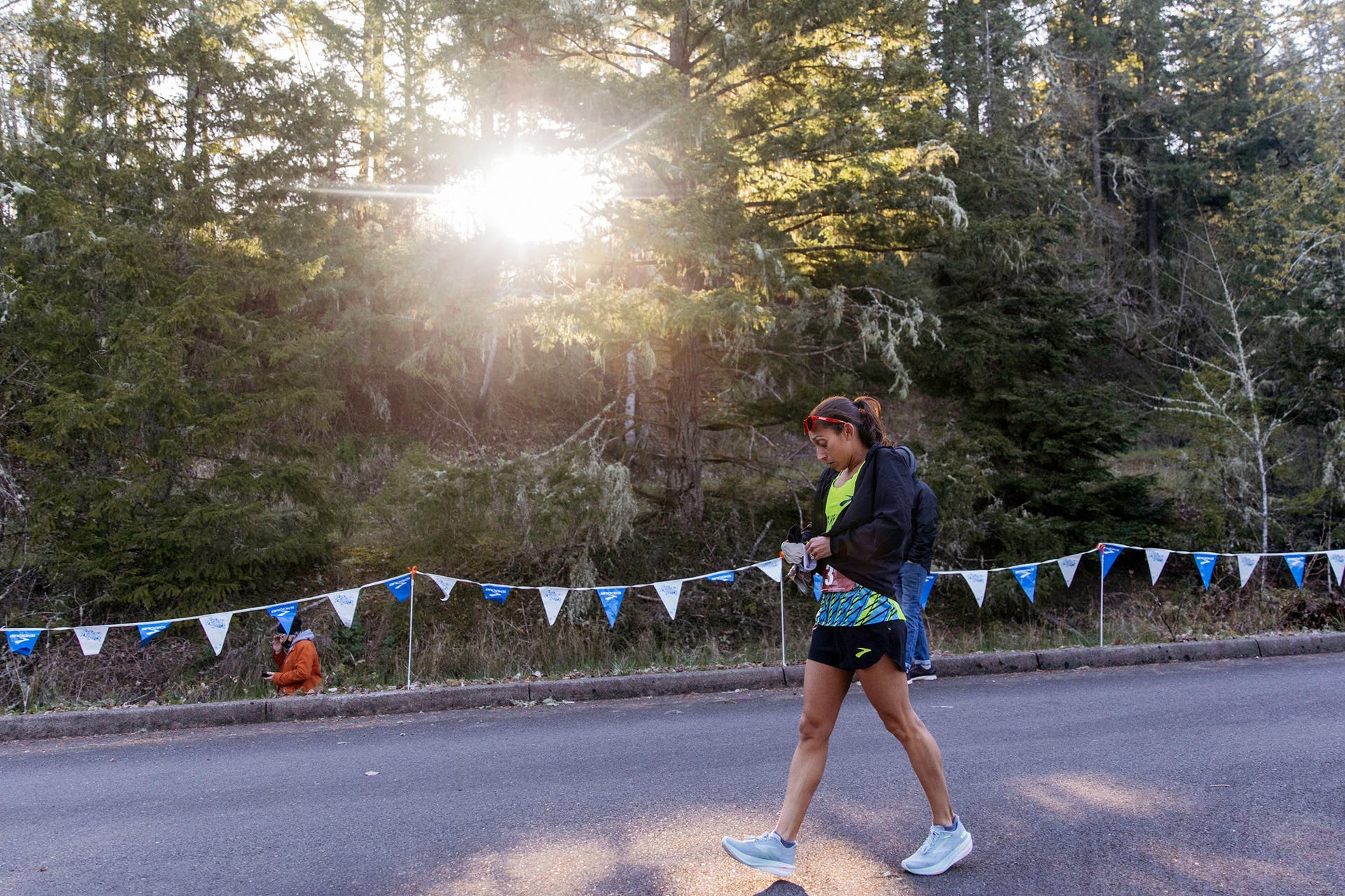 Des Linden walk to start of 50K