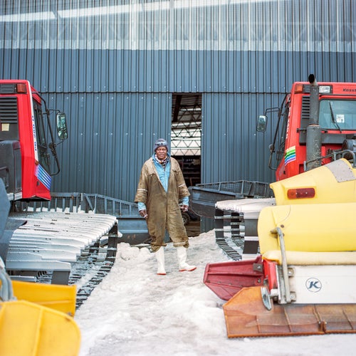 Mabare with the resort鈥檚 groomers