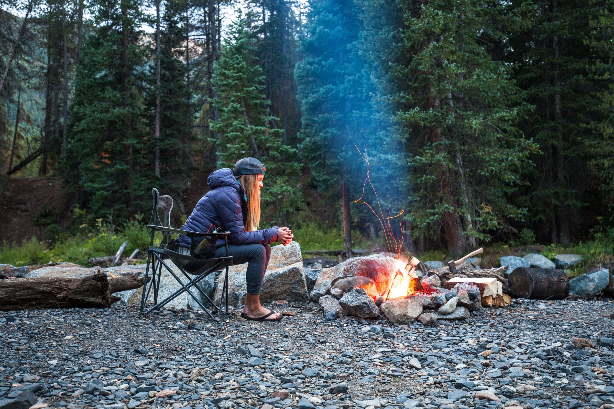 Camping life. Кемпинг люди. Outdoor Camping. Осень на рыбалке у костра. Человек со спины у костра.