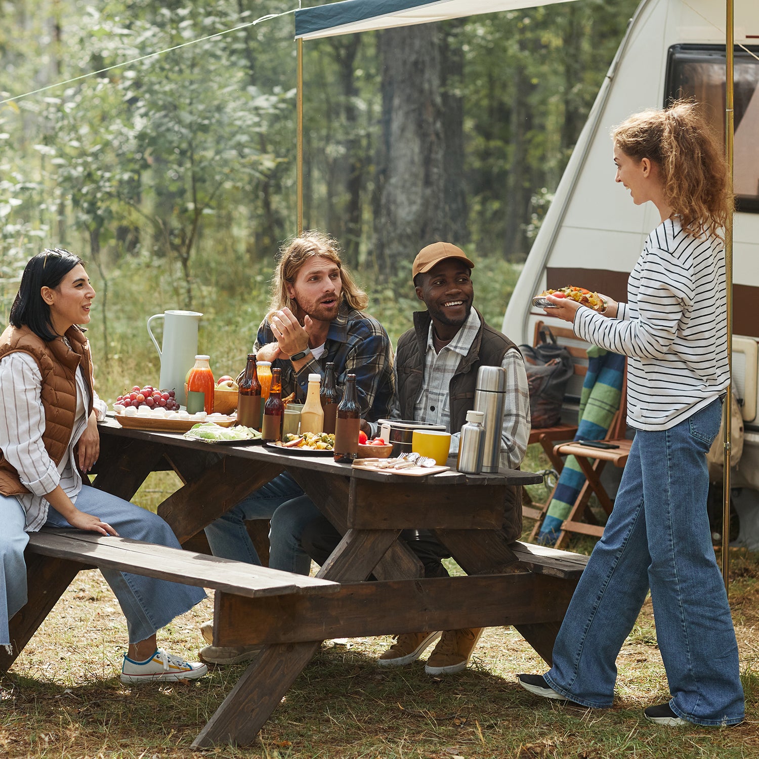 https://cdn.outsideonline.com/wp-content/uploads/2022/04/eating-table-outside-camper-van_s.jpg