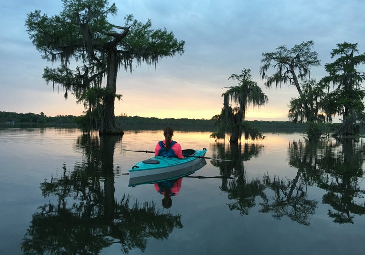 sunset paddling A P&P guided trip attendee at Lake Martin, LA