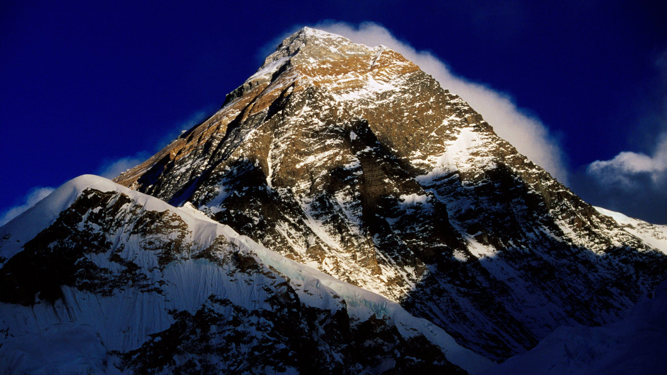 Everest Teams Begin Summit Push as Storm Nears