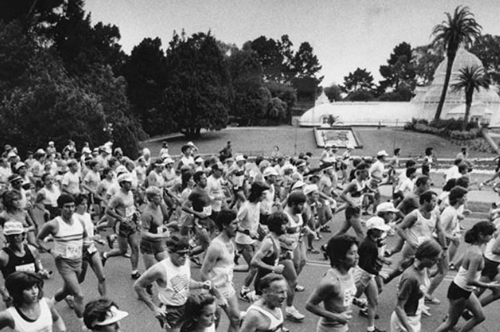 Black and white image of marathon runners