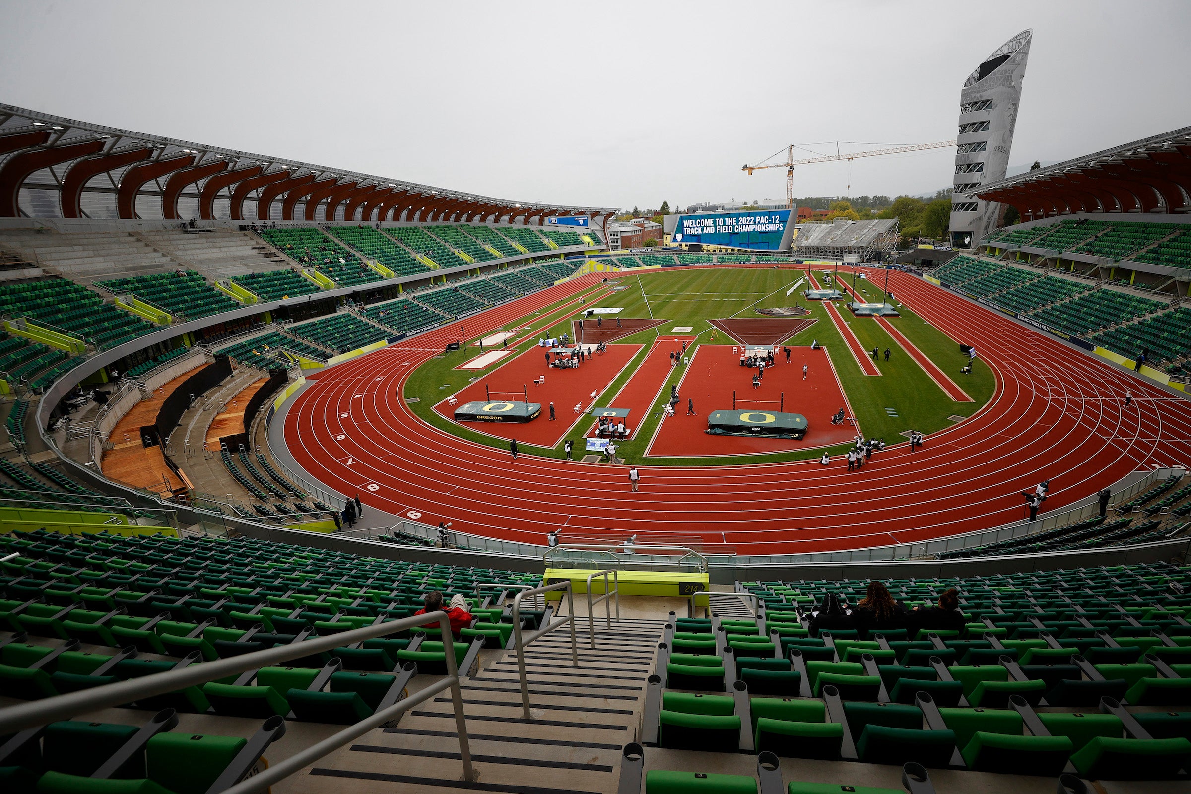 Indoor Track Returns With Wild 400m Race! 