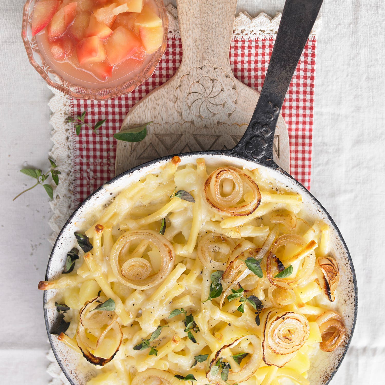 Älplermagronen with apple compote