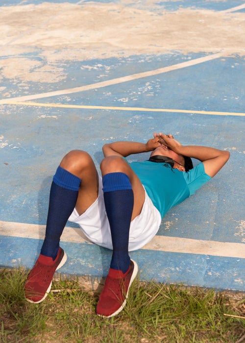 Joamir Mojica lies down on the court after Wigudun Galu loses a rematch in Arraij谩n.