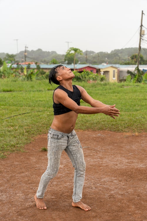 Sugnibaler Iglesias practices in the rain on a neighborhood court in Arraij谩n