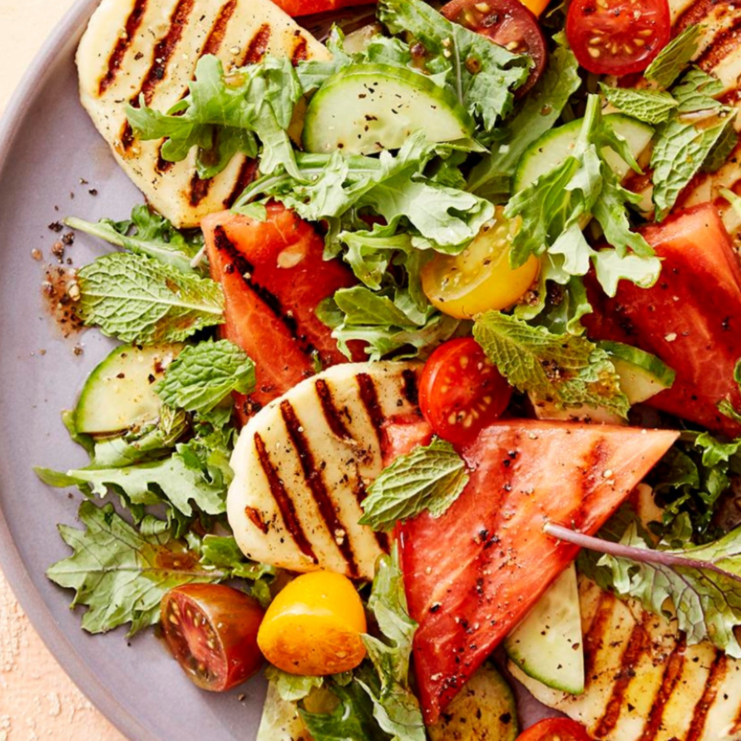 https://cdn.outsideonline.com/wp-content/uploads/2022/08/grilled_halloumi_salad-s.jpg