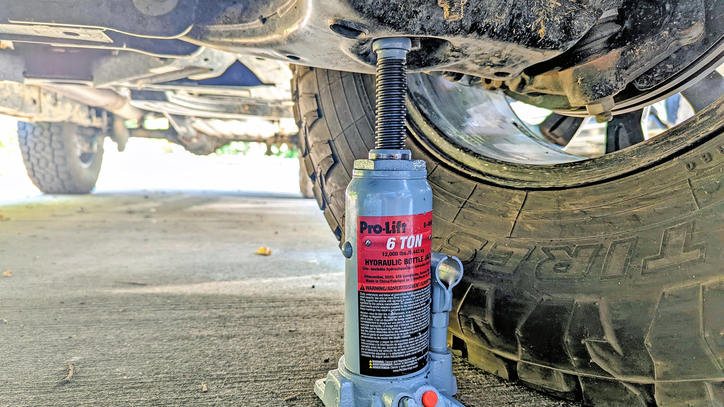 Tire jack for clearance lifted truck