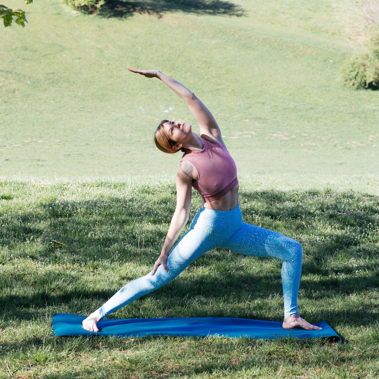https://cdn.outsideonline.com/wp-content/uploads/2022/08/outdoor-yoga-practice_s.jpg