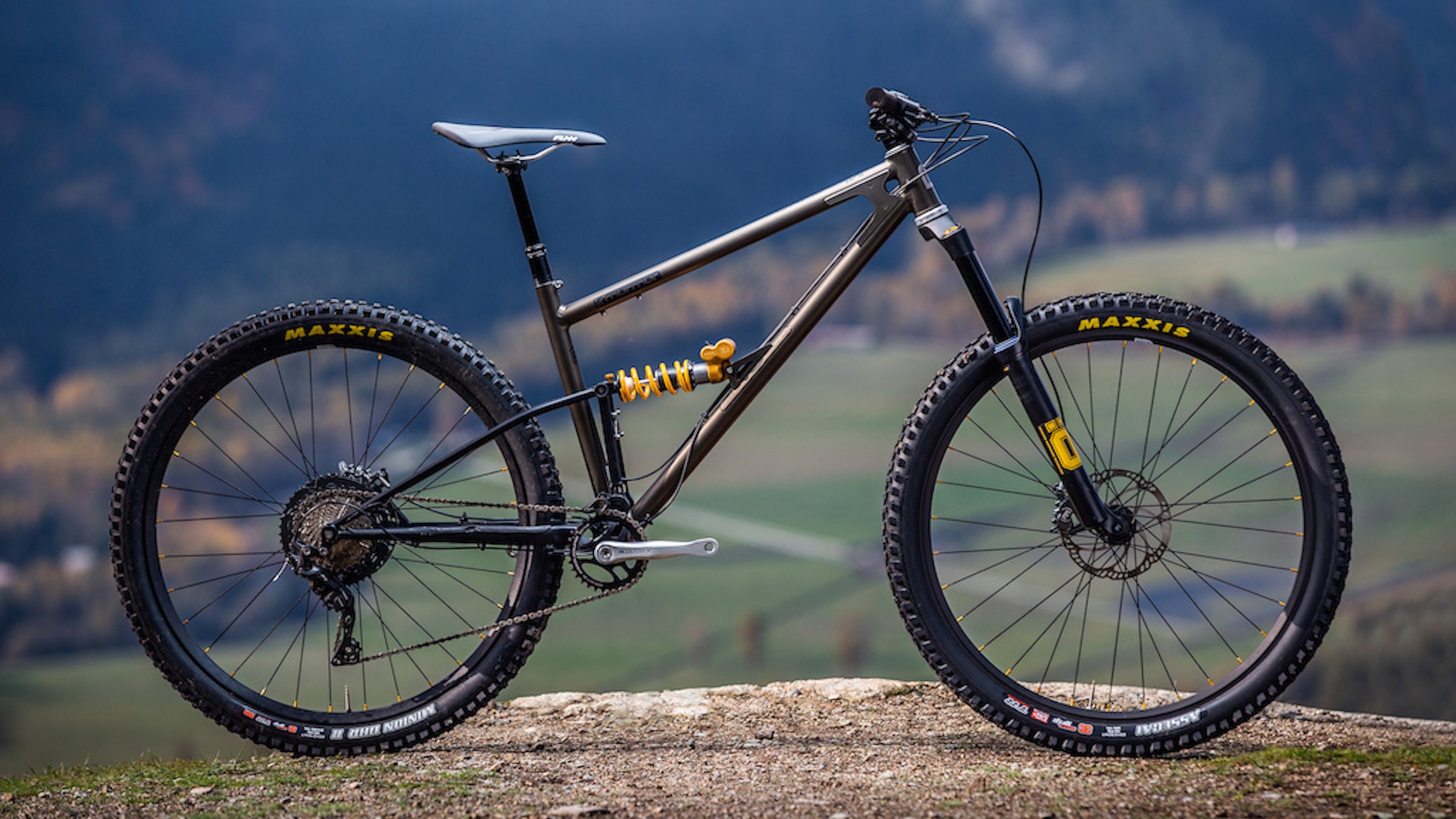 Single pivot store mountain bike