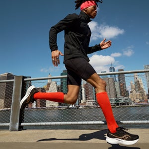 Runner in Saucony shoes