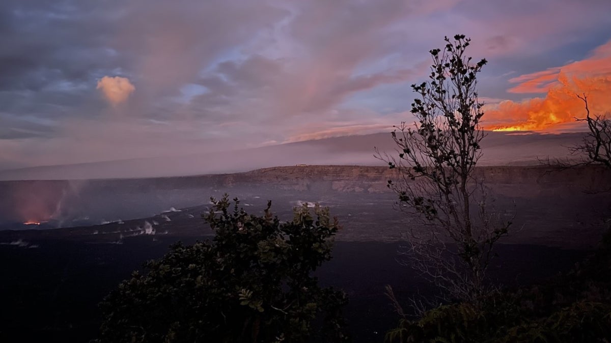 Mauna Loa Is Erupting in Hawaii Volcanoes National Park. Should You
