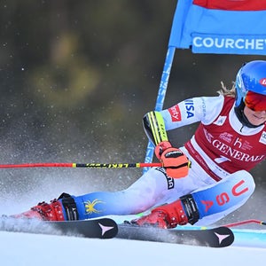 Mikaela Shiffrin carves a turn