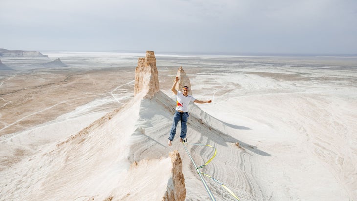 Jaan Roose slacklining