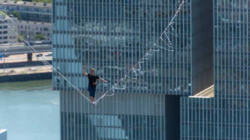 Jaan Roose slacklining