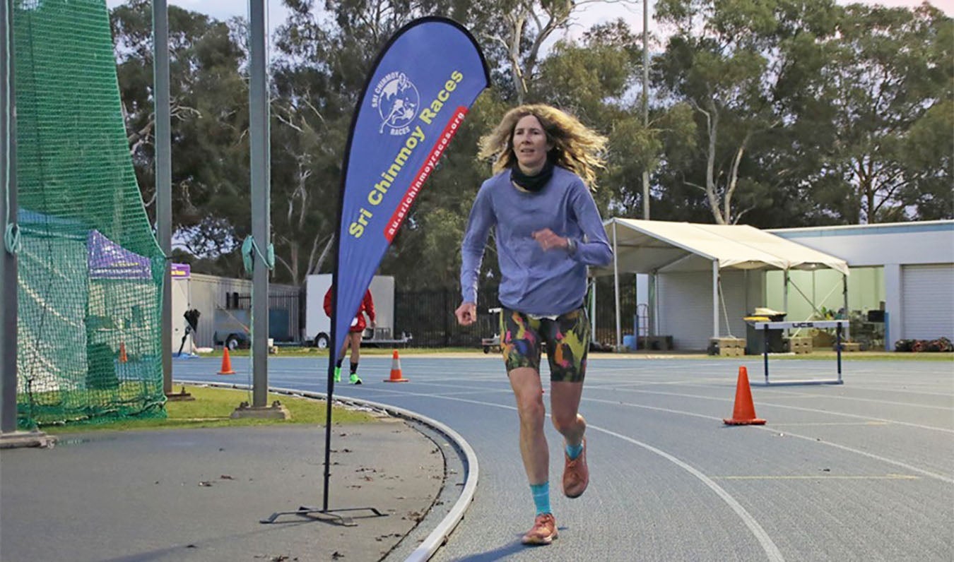 camille herron runs around a track to complete her world record