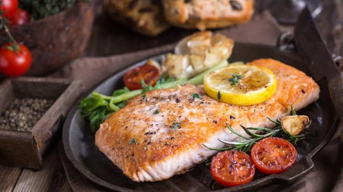 Salmon with lemon and tomato