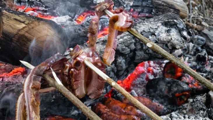 campfire-bacon-roasting