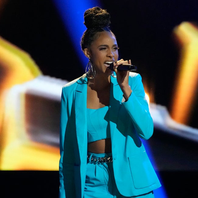 Chloe Abbott sings on the Voice in a blue outfit
