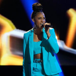 Chloe Abbott sings on the Voice in a blue outfit